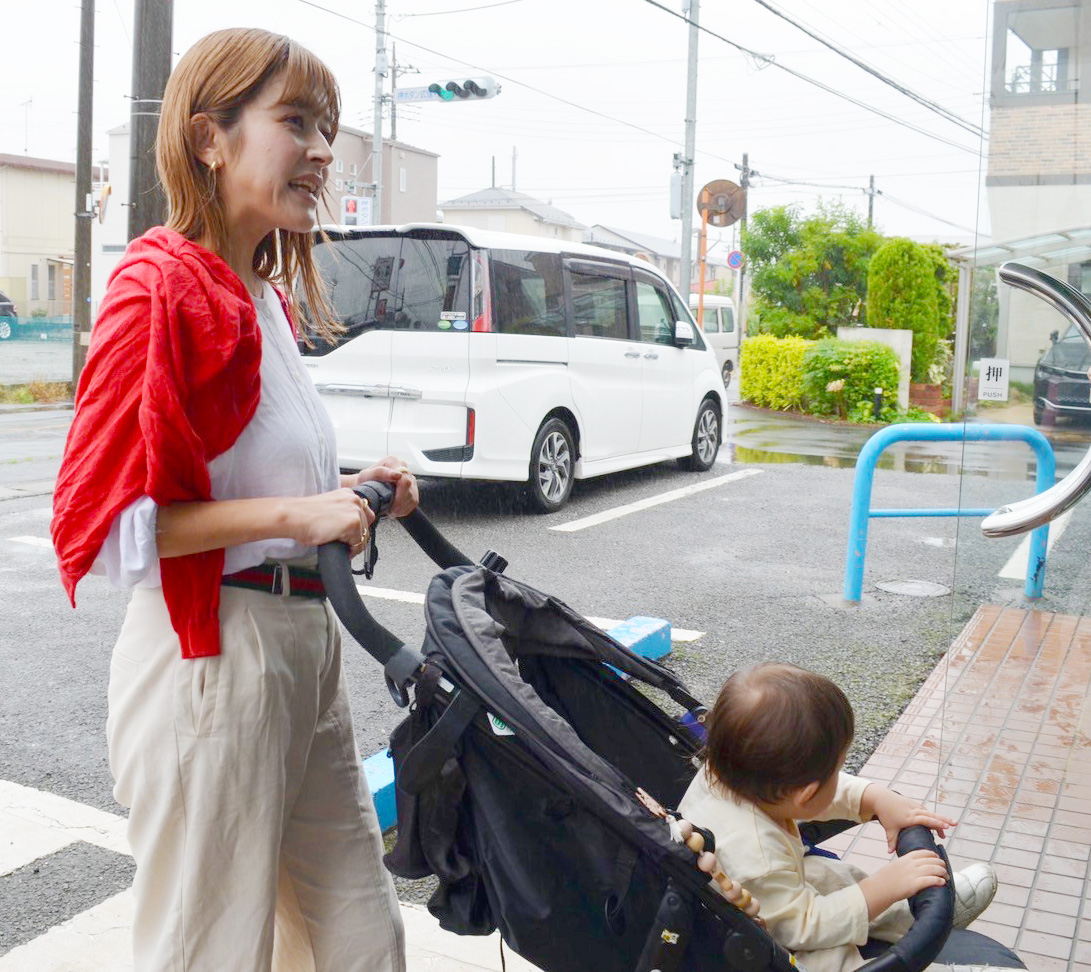 ベビーカーと入店する画像